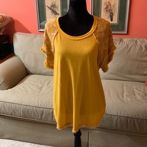 Umgee gold top - size L. Great Preowned condition!